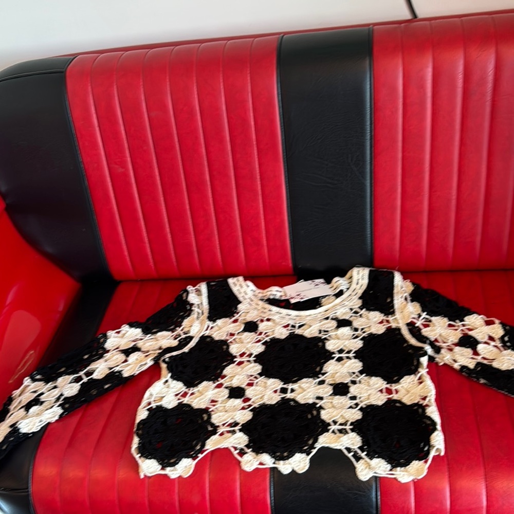 💕♥️ ❣️Black and White Long Sleeve Cropped Blouse with Graphic Cut Out❣️❣️